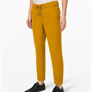 Lululemon on the fly woven 7/8 pants. NWT.